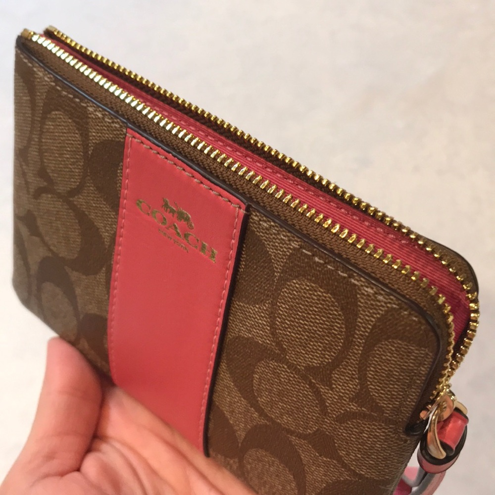 NWT! Signature Coach wristlet π Khaki/Pink Ruby - Picture 4 of 7